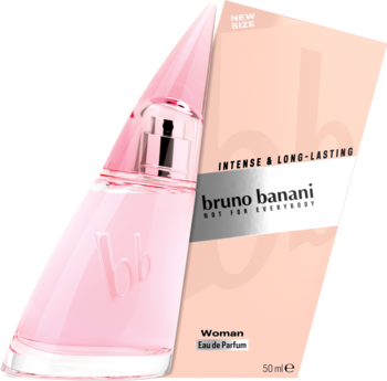 Różowa woda perfumowana Bruno Banani 50 ml w asymetrycznym flakonie i beżowe pudełko z napisem "bb", widok pod kątem.