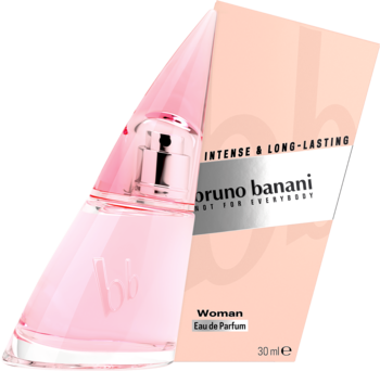 Pochylona, różowa butelka wody perfumowanej bruno banani Woman 30 ml, oparta o beżowo-różowe pudełko.