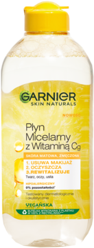 Garnier Płyn Micelarny z Witaminą Cg, przezroczysta butelka z żółtym płynem i grafiką cytryny, widok z przodu.
