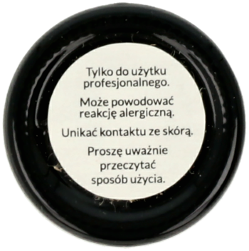 Spód czarnego, okrągłego pojemnika z białą etykietą ostrzegawczą po polsku. Widok z góry.