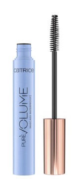 Jasnoniebieska mascara Catrice Pure Volume Waterproof z wyciągniętą szczoteczką obok opakowania.