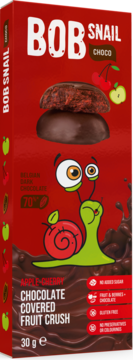 Czerwona paczka Bob Snail Choco Apple-Cherry, owocowy przysmak w 70% ciemnej czekoladzie, z logo ślimaka.