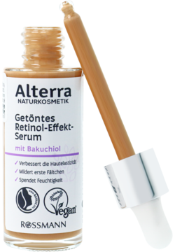 Alterra Getöntes Retinol-Effekt-Serum z bakuchiolem, butelka z jasnobrązowym płynem i kroplomierzem, widok pod kątem.
