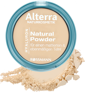 Matujący puder Alterra Hyaluron Natural Powder w jasnoniebieskim okrągłym opakowaniu, z rozsypanym produktem, widok z góry.