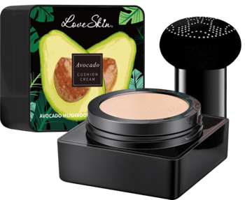 Love Skin Avocado Cushion Cream BB w czarnym kompakcie, obok puszysty pędzel i pudełko z motywem awokado.
