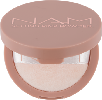 NAM Setting Pink Powder, różowy puder wygładzający w otwartym, okrągłym opakowaniu z białym puszkiem.