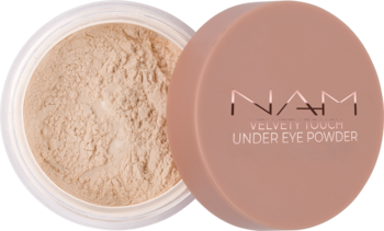 NAM Velvet Touch transparentny puder pod oczy w otwartym słoiku z jasnobeżowym proszkiem, obok matowa nakrętka.