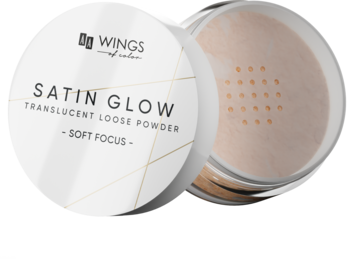 Puder sypki WINGS Satin Glow Soft Focus w białym opakowaniu, otwarty, widoczny rozświetlający jasny puder z drobinkami.