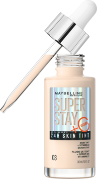 Maybelline Super Stay 24H Skin Tint 03 z witaminą C, butelka z kroplomierzem nad beżowym fluidem.