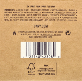 Tył brązowego, kartonowego opakowania perfum DKNY Be Extra Delicious, z listą składników, kodem i logo FSC.