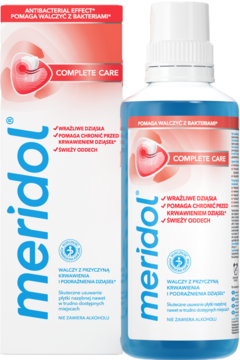Meridol Complete Care płyn do płukania jamy ustnej antybakteryjny, butelka z niebieskim płynem i pudełko. Widok pod kątem.