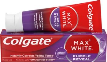 Colgate Max White Purple Reveal: fioletowo-czerwona tubka pasty leży ukośnie na pasującym opakowaniu.