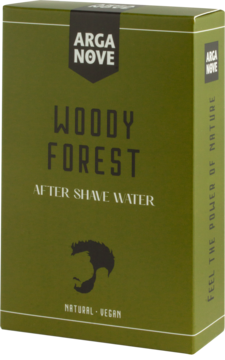 Wegańska woda po goleniu Arga Nove Woody Forest, w oliwkowym pudełku z napisami, widok lekko z boku.