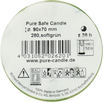Spód okrągłej świecy Pure Safe Candle z zielonkawą etykietą, danymi wymiarowymi (90x70mm), EAN i producentem.
