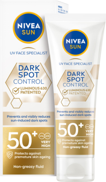 NIVEA SUN Dark Spot Control SPF 50+ Luminous 630, biała tubka i pudełko obok siebie, widok pod kątem.