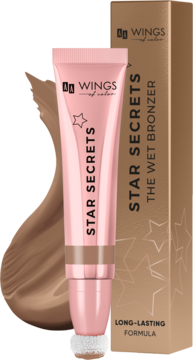 Różowy kremowy bronzer Wings of Color Star Secrets 02 Medium Bronze z aplikatorem-gąbką i pudełkiem, obok próbka koloru.