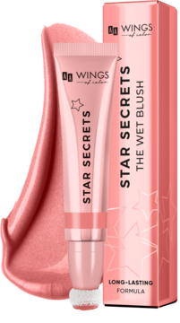 Róż WINGS of color Star Secrets Wet Blush w różowej tubce z aplikatorem gąbkowym, obok kremowa smuga produktu i pudełko.