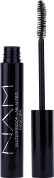 Czarna mascara NVM Waterproof Unlimited z uniesioną, włóknistą szczoteczką, widok na otwarte opakowanie.