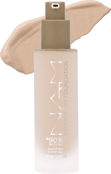 Jasny podkład M Perfect Lift Foundation w szklanej butelce z pompką. Obok widoczna testowa smuga i napis 90% naturalny.