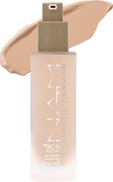 Długotrwały podkład MNM Perfect Lift w szklanej butelce z pompką, jasny beżowy odcień, ze swatch'em.
