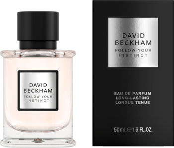 David Beckham Follow Your Instinct EDP 50ml: szklany flakon z czarną nakrętką i czarne pudełko obok, widok z przodu.