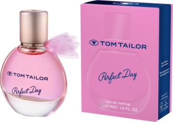 Perfumy Tom Tailor Perfect Day: różowy, owalny flakon i pasujące pudełko z granatowym paskiem.