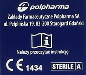 Zbliżenie na ciemnoniebieskie opakowanie farmaceutyczne Polpharma z adresem, ikoną instrukcji i oznaczeniami CE 1434, Sterile A.