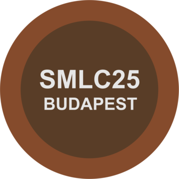 Logo SMLC25 Budapest: okrągły brązowy znak z białym tekstem SMLC25 i mniejszym napisem BUDAPEST.