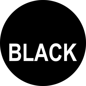 Kwadratowe zdjęcie z czarnym tłem i białym, pogrubionym napisem 'BLACK', dla tuszu Eveline Extension Volume.