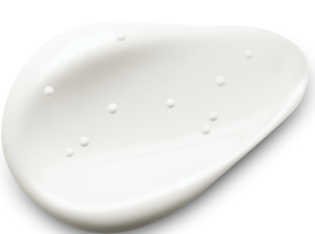 Biała, kremowa smuga Madagascar Centella z widocznymi, rozświetlającymi kapsułkami.