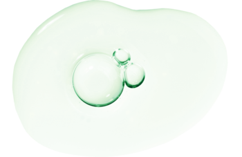 Zbliżenie na dużą kroplę łagodzącego tonera do twarzy z cyprysiku i drzewa herbacianego, przeźroczysty płyn z bąbelkami na białym tle.