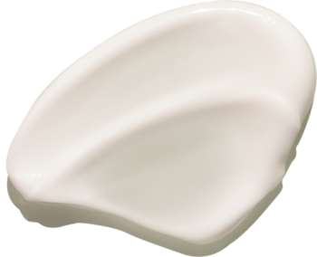 Widok z bliska białego, gładkiego kleksa kremu pod oczy Skin 1004 Bakuchiol Centella, lekko lśniący.