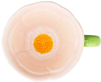 Kubek ceramiczny z kwiatowym wnętrzem, widok z góry. Jasnoróżowe ścianki, teksturowany pomarańczowy środek, zielony uchwyt.