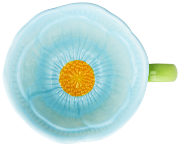 Widok z góry na filiżankę w kształcie niebieskiego kwiatu z pomarańczowym środkiem i zielonym uchwytem na czarnym tle.