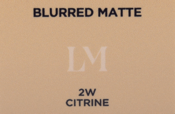 Laura Mercier matujący krem koloryzujący 2W Citrine, beżowe opakowanie z napisem BLURRED MATTE, widok z przodu.