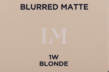 Jasnobeżowe, prostokątne opakowanie matującego kremu koloryzującego Laura Mercier BLURRED MATTE, 1W BLONDE.