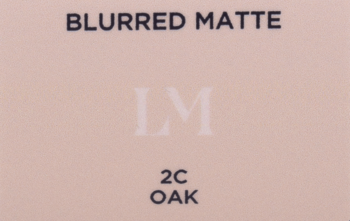 Próbnik koloru Laura Mercier Tinted Moisturizer Oil Free 2C Oak, beżowy kartonik z napisem BLURRED MATTE.