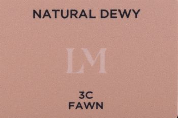 Zbliżenie na brzoskwiniowo-beżową etykietę kremu Tinted Moisturizer Natural Dewy, odcień 3C Fawn.
