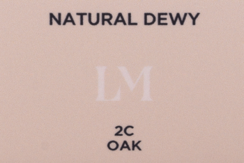 Front opakowania kremu koloryzującego LM Tinted Moisturizer Natural Dewy, odcień 2C Oak.