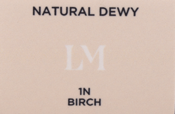 Beżowe opakowanie Tinted Moisturizer Natural Dewy, odcień 1N Birch, z logo LM, widok z przodu.
