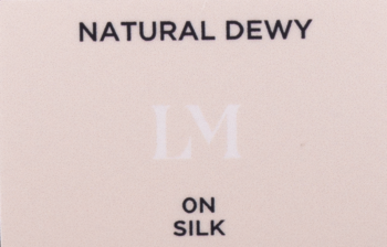 Opakowanie kremu koloryzującego Tinted Moisturizer Natural Dewy 0N Silk, z tekstem 'NATURAL DEWY' i 'ON SILK'.
