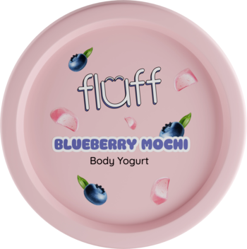 Widok z góry: okrągłe, jasnoróżowe wieczko Fluff Blueberry Mochi Body Yogurt, z logo, jagodami i płatkami.