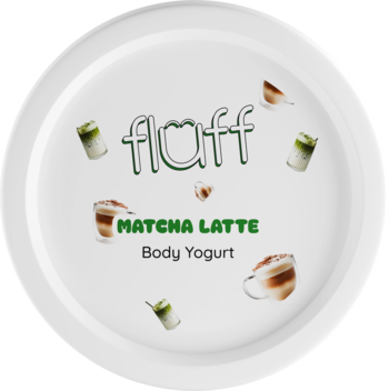 Białe, okrągłe wieczko Fluff Matcha Latte Body Yogurt z zielonym logo i grafikami kawy matcha, widok z góry.