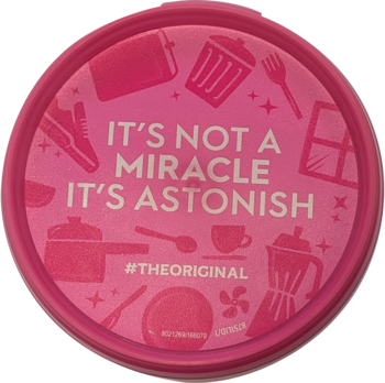 Astonish Original pasta czyszcząca, różowe okrągłe opakowanie z napisem "IT'S NOT A MIRACLE IT'S ASTONISH" i ikonami domowymi, widok z góry.