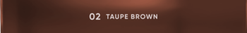 Widok prostokątnej próbki koloru 02 Taupe Brown kremowego bronzera Hazel Light na brązowym tle.