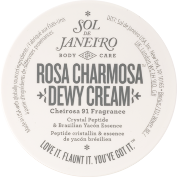 Białe, okrągłe wieczko kremu do ciała Sol de Janeiro Rosa Charmosa Dewy Cream z szarymi napisami, widok z góry.