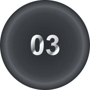 Zbliżenie na okrągły, ciemnoszary przycisk z błyszczącym, srebrnym numerem 03, symbolizujący odcień kredki do oczu.
