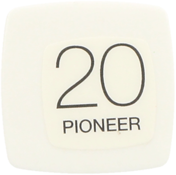 Biała, kwadratowa plakietka z zaokrąglonymi rogami, z czarnym napisem '20 PIONEER' pośrodku.