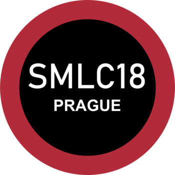 Czarne okrągłe logo z czerwonym obramowaniem i białym tekstem SMLC18 PRAGUE w środku.