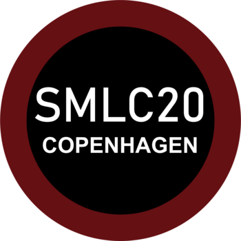 Logo SMLC20 Kopenhaga: czarne koło z bordową obwódką, białymi napisami SMLC20 i Kopenhaga.
